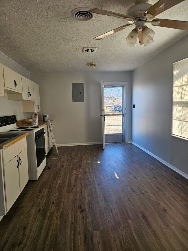 Building Photo - 3 bedroom 1 bathroom for rent!