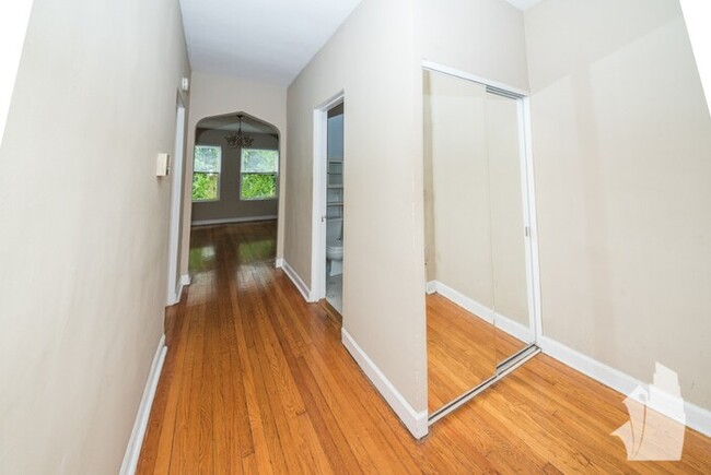 Building Photo - 645 W Buckingham Pl