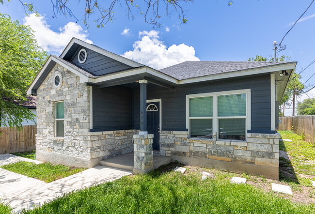 Building Photo - 479 Corliss
