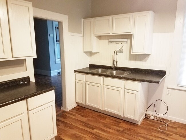 Building Photo - Centrally located 4 bedroom house