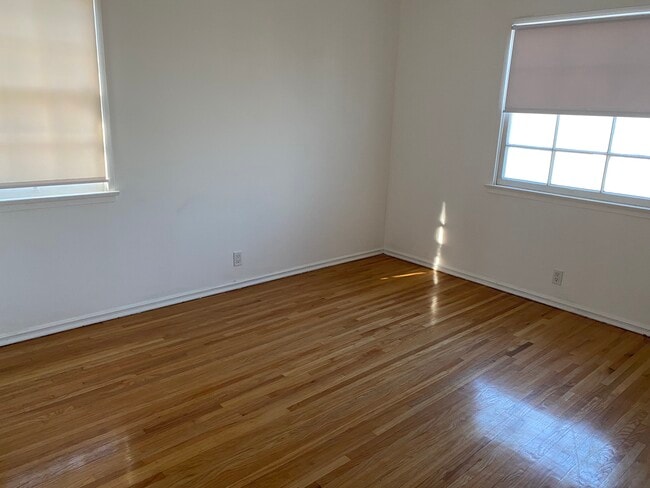 Foto del edificio - 5243 Wilkinson Ave