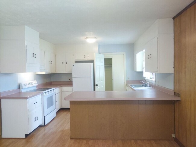 Building Photo - 3 Bedroom 2 Bathroom with Carport - Prop. ...