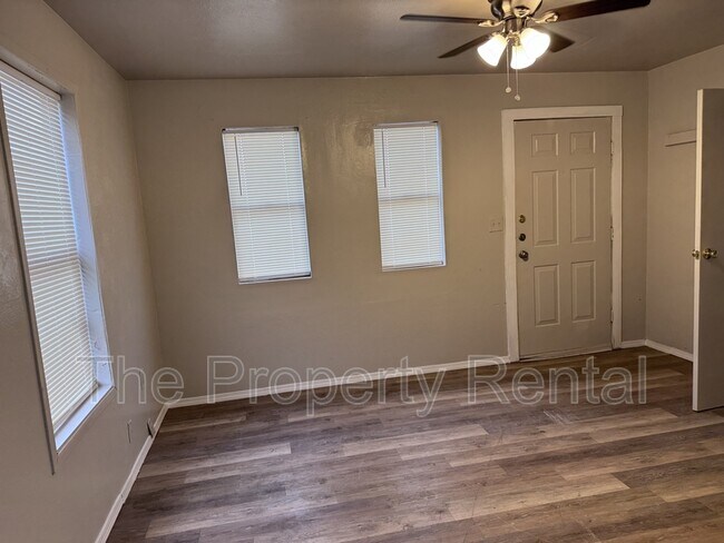 Foto del edificio - 5912 Austin Ave