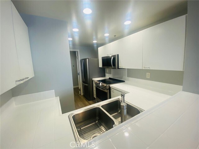 Building Photo - 525 E Seaside Way