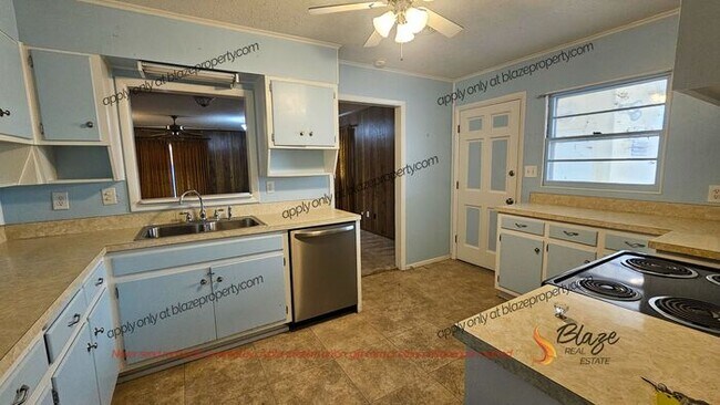 Foto del edificio - 4 bedroom 2 bathroom home in Lawndale read...