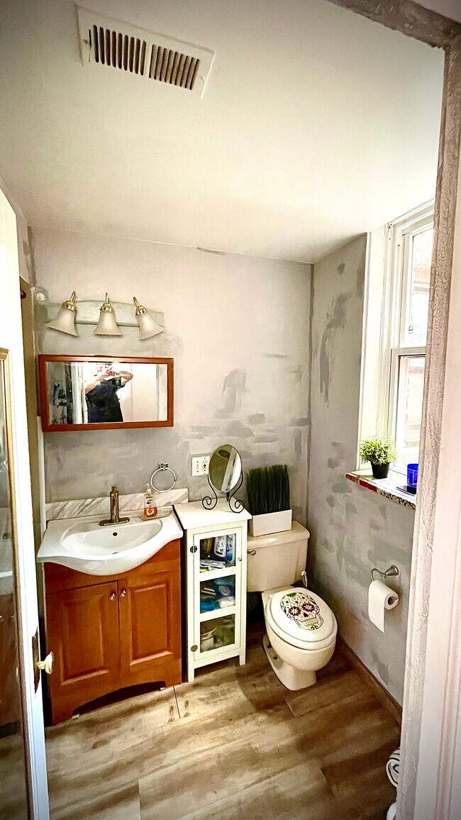 Building Photo - 937 E Hyde Park Blvd