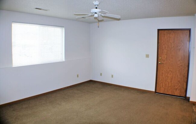 Building Photo - $1,025 | 2 Bedroom, 1 Bathroom 1st Floor C...