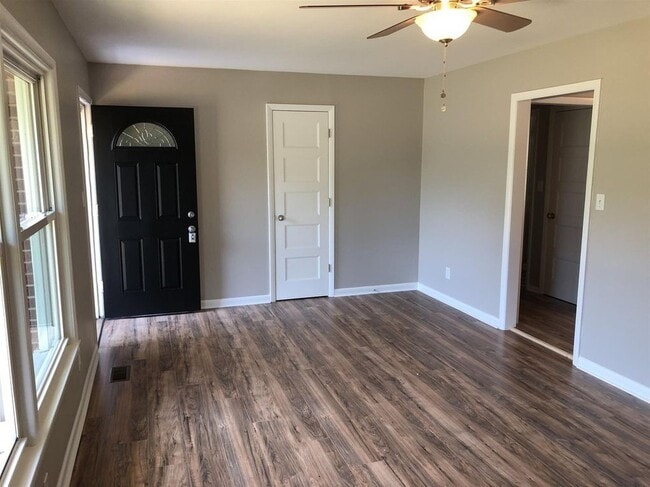 Building Photo - AVAILABLE JULY 15TH.  3 BEDROOM 1 1/2 BATH...