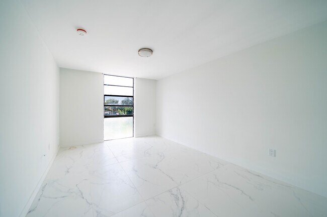 Foto del edificio - 2500 NE 135th St
