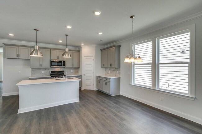 Building Photo - Like New 4 Bed, 3.5 Bath Home w/  2 Car Ga...