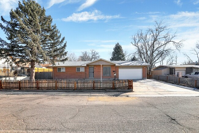 Building Photo - Spacious 3-Bed Gem in Halliday