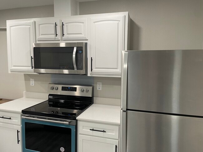 Building Photo - 2117 Parkside Dr