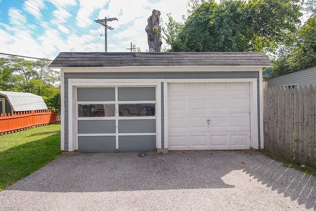 Building Photo - 1327 Fry Ave