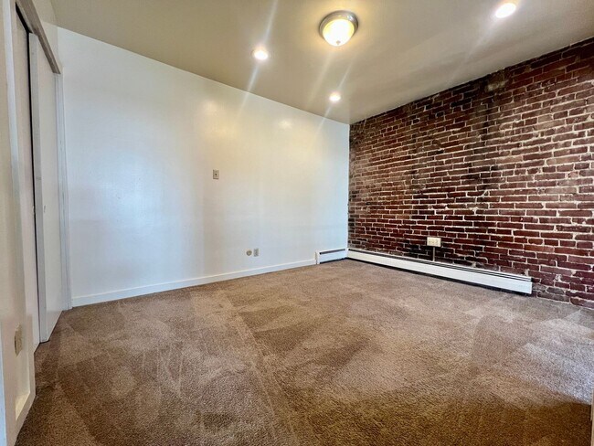 Foto del edificio - Super Spacious One Bedroom on Meyran Avenu...