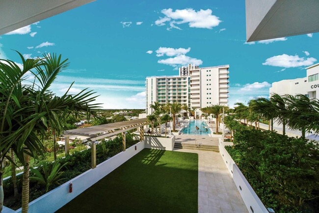 La terraza de la piscina Bridge y la torre norte en Quantum Apartments. - Quantum Apartments