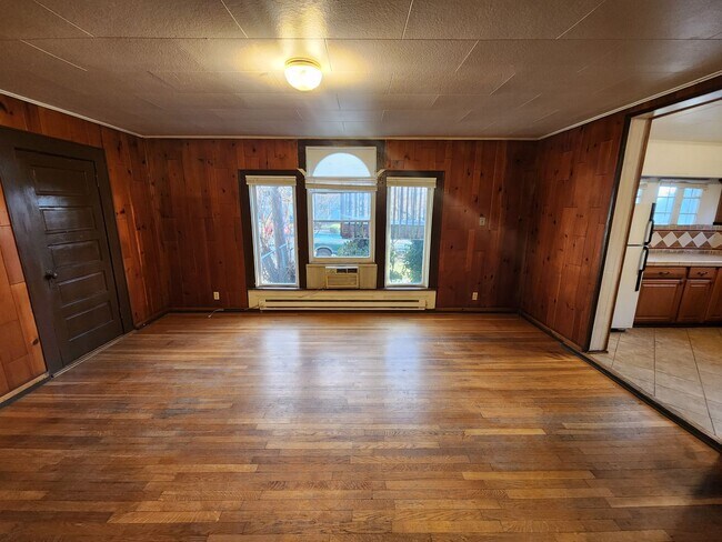 Building Photo - 627 3rd St