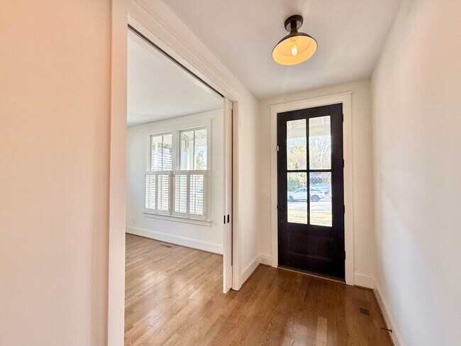 Foto del edificio - Custom Built 4BD, 3.5BA Five Points Home with a Bonus Room & Fenced Yard