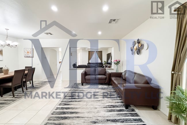 Foto del edificio - 4Bed/2Bath Furnished Home w/3 Car Garage! ...