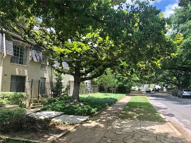 Foto del edificio - 5311 Fleetwood Oaks Ave