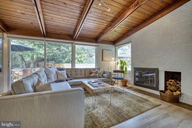 Foto del edificio - 3402 Hemlock Dr