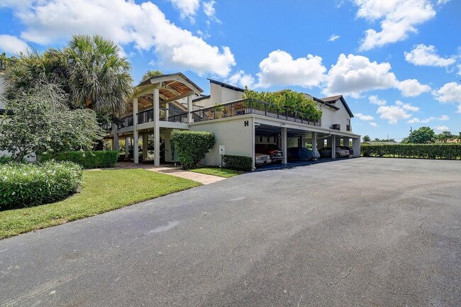 Building Photo - 830 Greensward Ct
