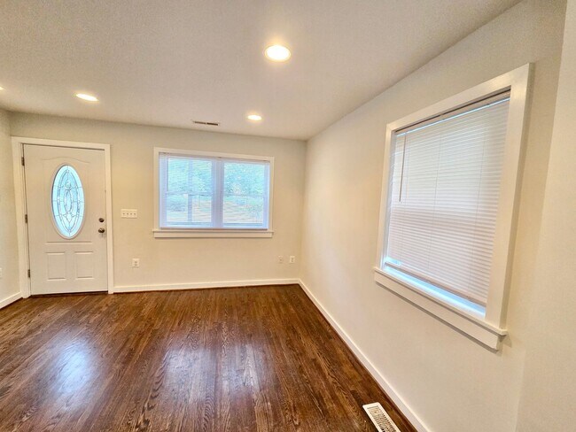 Building Photo - Beautiful 3 BR/2.5 BA Semi-Detached Home i...