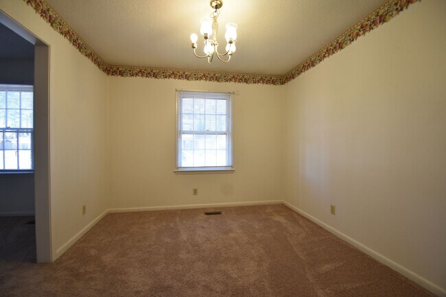 Foto del edificio - 3 BEDROOM 2 BATHROOM - NO PETS