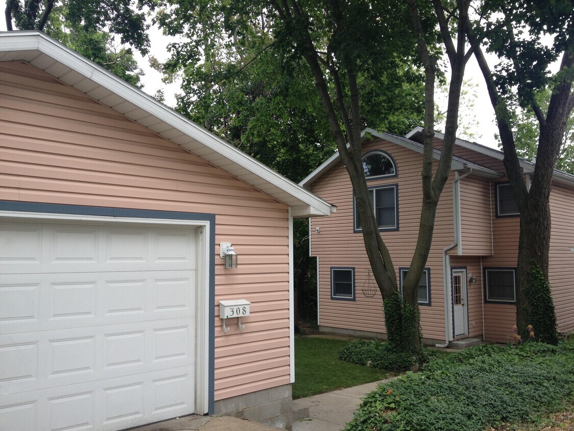 Main Entrance with 2.5 car garage - 308 Marsh St