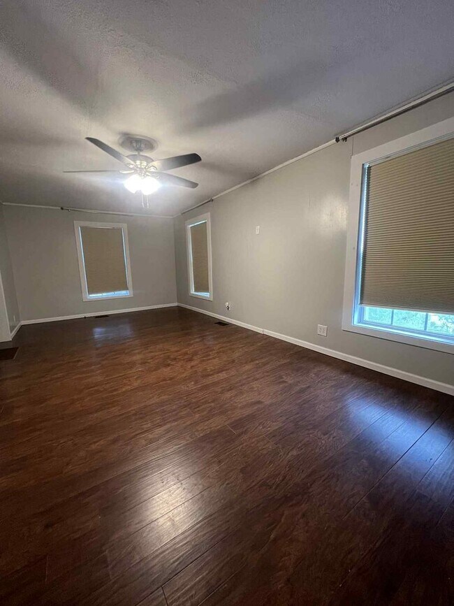 Foto del edificio - Charming 2 bedroom, 1 bathroom home with f...