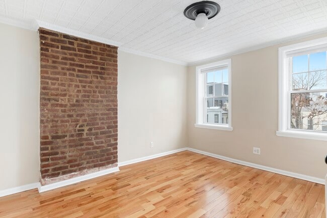 Building Photo - Sunny 3 Bedroom Duplex