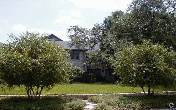 Building Photo - 308 E Rosewood Ave