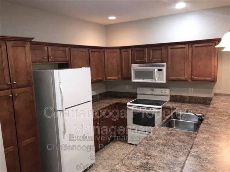 Foto principal - 2704 Stone Trace Dr