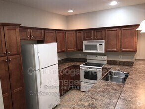 Building Photo - 2704 Stone Trace Dr