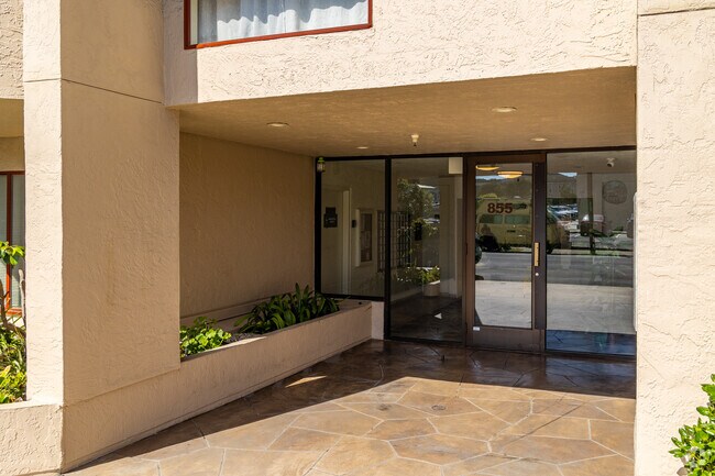 Entrance - 855 La Playa St