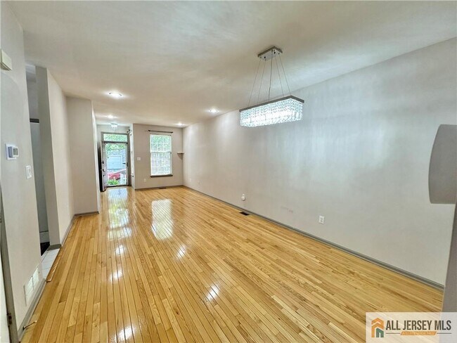 Building Photo - 1905 Dahlia Cir