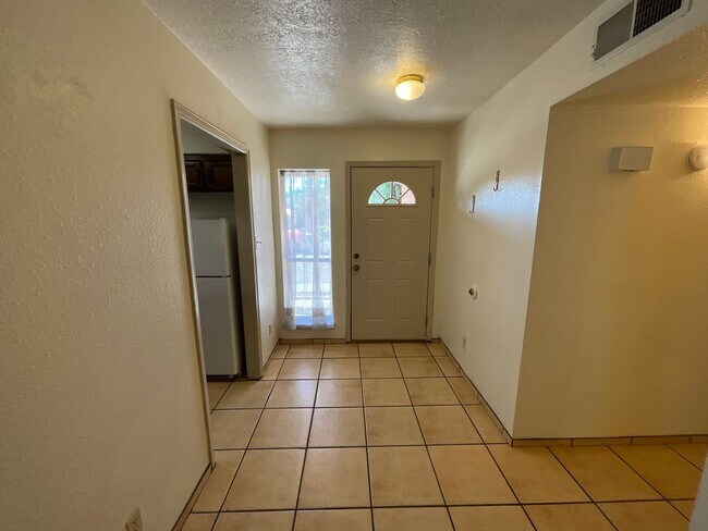 Building Photo - 3 Bedroom Single Story Home Available Near...