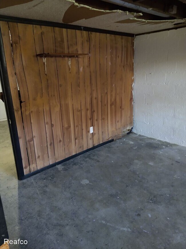 Building Photo - 3 br, 1 bath House - 2288 Hiawatha Park Dr