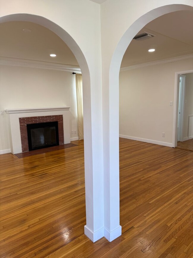 Building Photo - 2523 S Bentley Ave