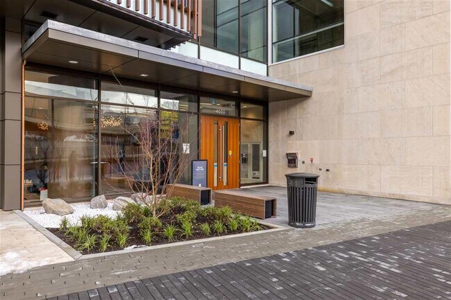 Photo du bâtiment - 4650 Brentwood Blvd