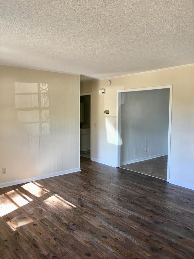 Building Photo - N Kerr Avenue - Duplex home - Move In Read...