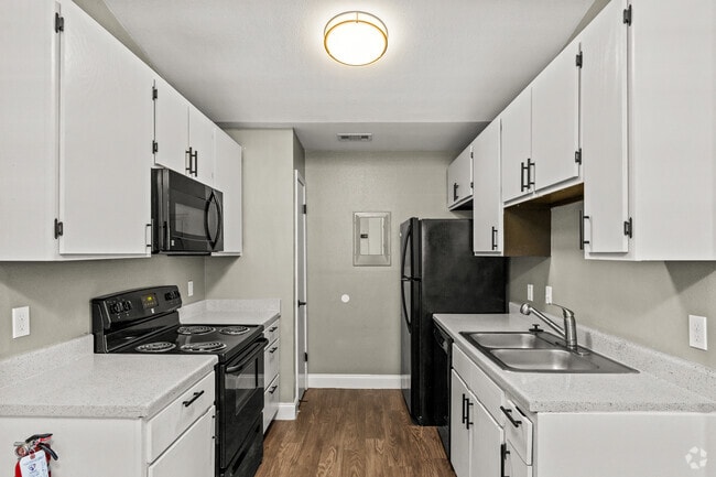 3BR, 2BA - 1049SF - Kitchen - Bent Tree Apartments