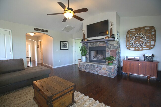 Photo - 210 Jewel Ct House