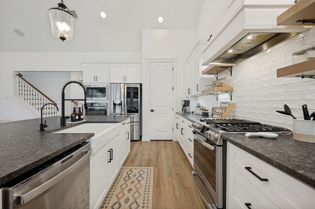 Building Photo - 724 Danbury St