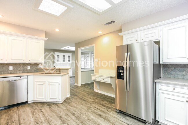 Building Photo - 2313 Silver Holly Ln
