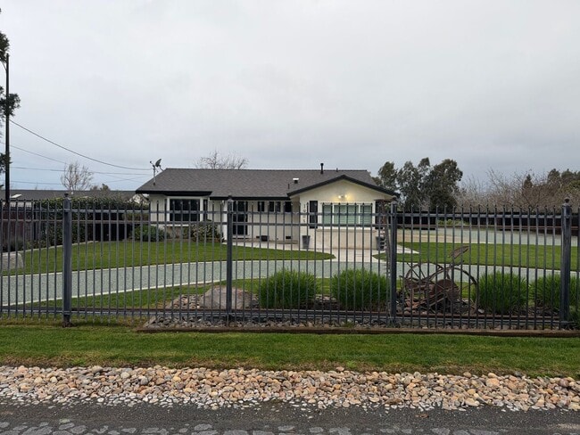 Building Photo - 3 Bed 1 Bath on a quiet country road