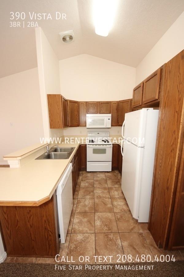 Building Photo - Beautiful Townhome With Primary Bedroom, E...