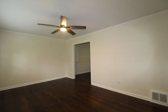 Building Photo - 2 Bedroom 1 Bath Home in Roeland Park