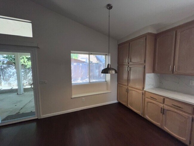 Foto del edificio - Beautifully maintained Elk Grove home with...