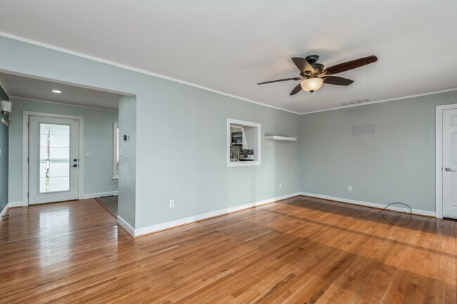 Foto del edificio - 2415 Plum Tree Rd