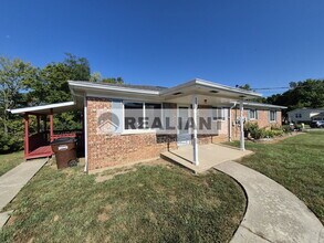 Building Photo - 5085 Wooddale Dr